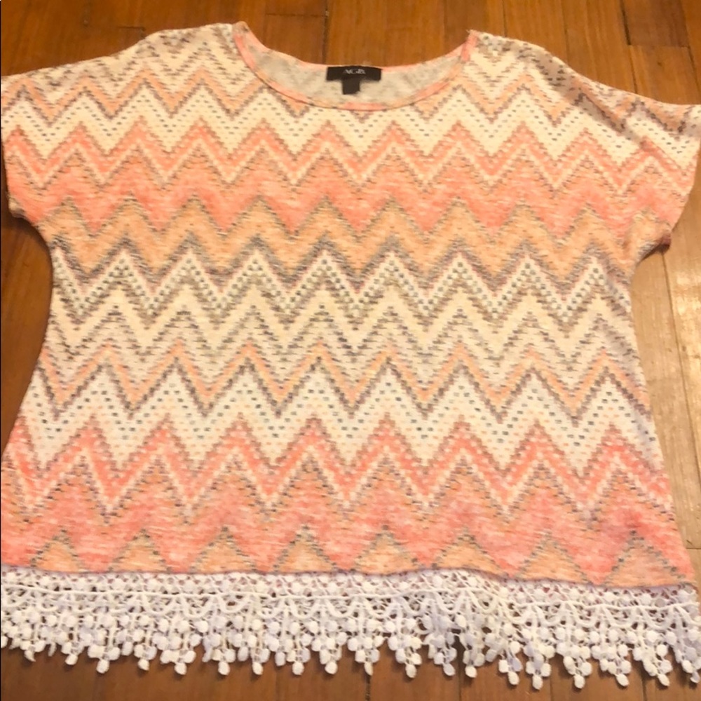 Size large light knit short sleeve shirt